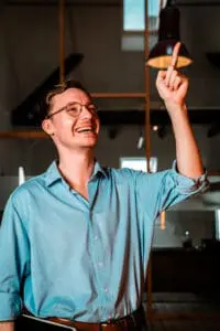 Tore peger mod himlen, han har fået idéen