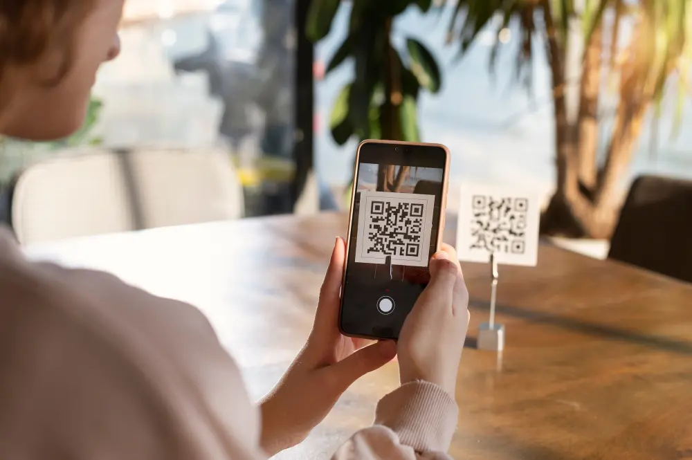 Person tilmelder sig SMS marketing via QR-kode