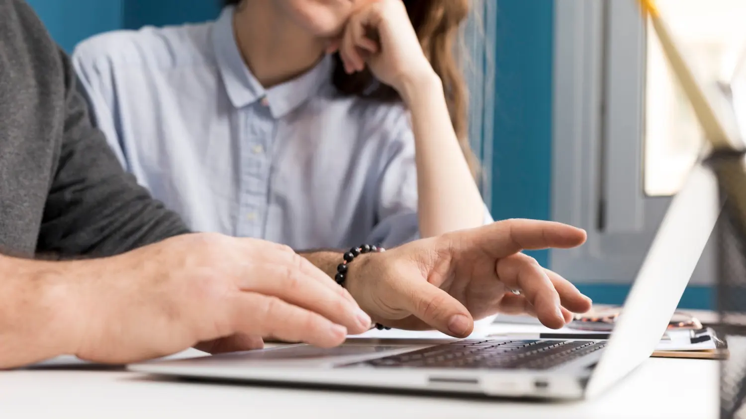 Person hjælper anden med WordPress