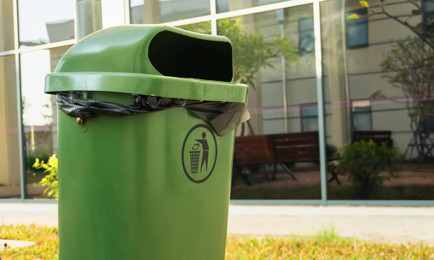 Skraldespand der illustrere vigtigheden af CTA optimering og design af hjemmeside med tydelige knapper og handlinger