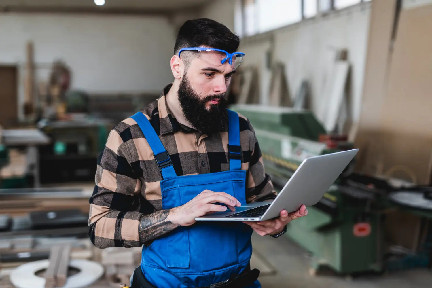 Håndværker som tjekker sin hjemmeside til håndværkere
