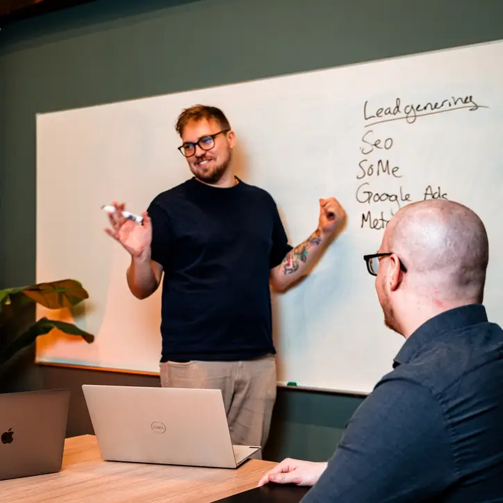 Sebastian fra næmt.nu holder oplæg om SEO til et SEO-kursus