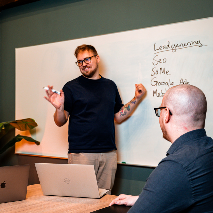 Sebastian fra næmt.nu holder oplæg om SEO til et SEO-kursus